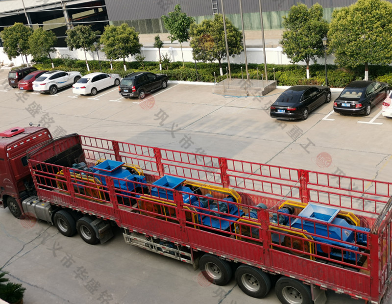 三台400x600小型对辊破碎机发货现场 