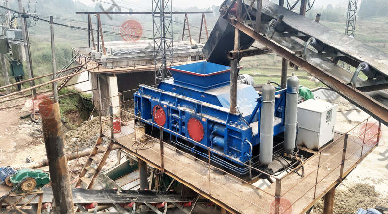 开云官方网页版对辊破碎机发往云南普洱制砂现场